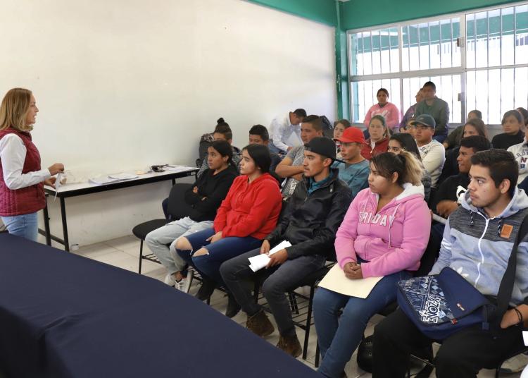 Entregan becas “Benito Juárez” en Universidad Para el Bienestar en Mazapil
