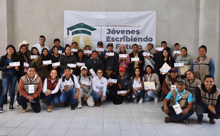 Estudiantes de Universidades del Bienestar en Pinos y Pánfilo Natera reciben Beca “Benito Juárez”