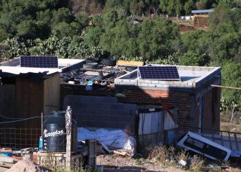Instalan paneles solares para dotar de energía eléctrica en zonas marginadas