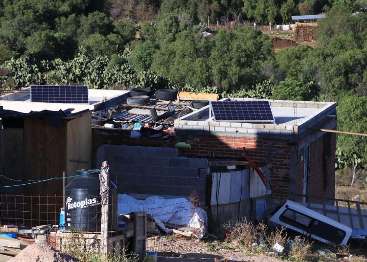 Instalan paneles solares para dotar de energía eléctrica en zonas marginadas