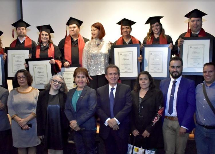 Entrega la UAZ a la sociedad periodistas serios y valientes