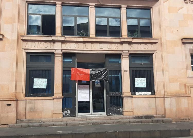 Demandan falta de pago a trabajadores de Correos de México