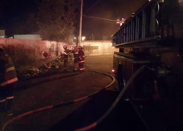 Controla Protección Civil fuego en las inmediaciones del mercado de abastos.
