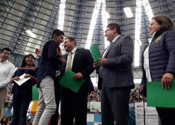 Alumnos de preparatorias UAZ reciben becas