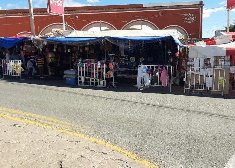 Tianguis navideño luce vacío