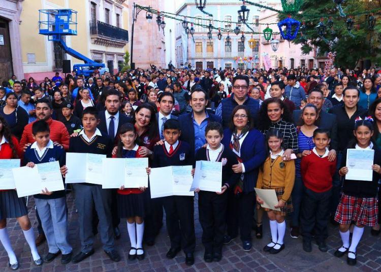 Entregan becas a niños y jóvenes de escuelas públicas de Zacatecas