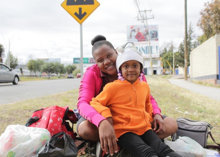 Viviana y una de sus pequeñas de seis años Migrante
