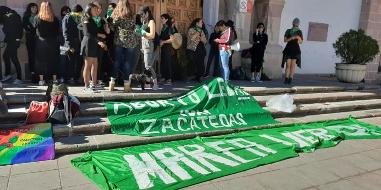 Feministas toman congreso, piden diálogo con legisladores