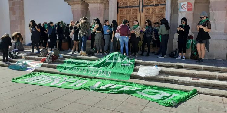 Feministas toman congreso, piden diálogo con legisladores