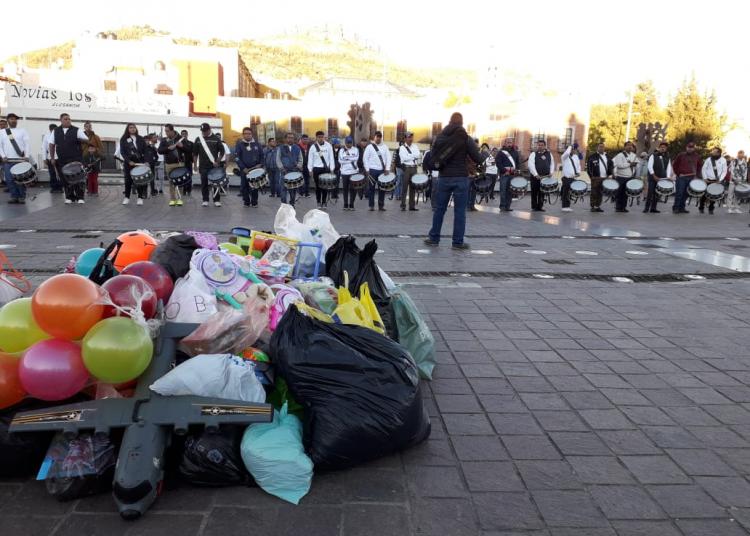 Apoyan bandas de guerra con ropa y juguetes en navidad