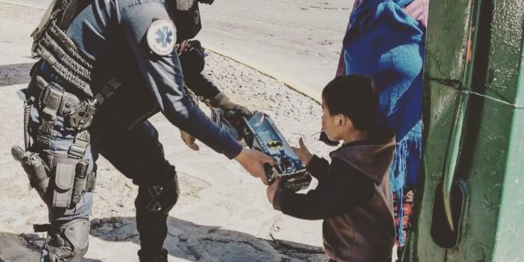 Policías de proximidad reparte juguetes y sonrisas en la capital