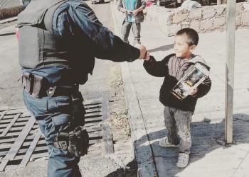 Policías de proximidad reparte juguetes y sonrisas en la capital