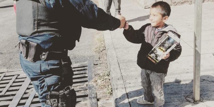 Policías de proximidad reparte juguetes y sonrisas en la capital