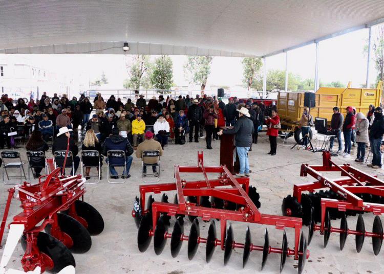 Entregan 5.4 mdp en apoyos para el campo