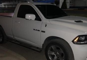 Aseguran a sujeto con 1 mdp en efectivo; escondidos en su auto