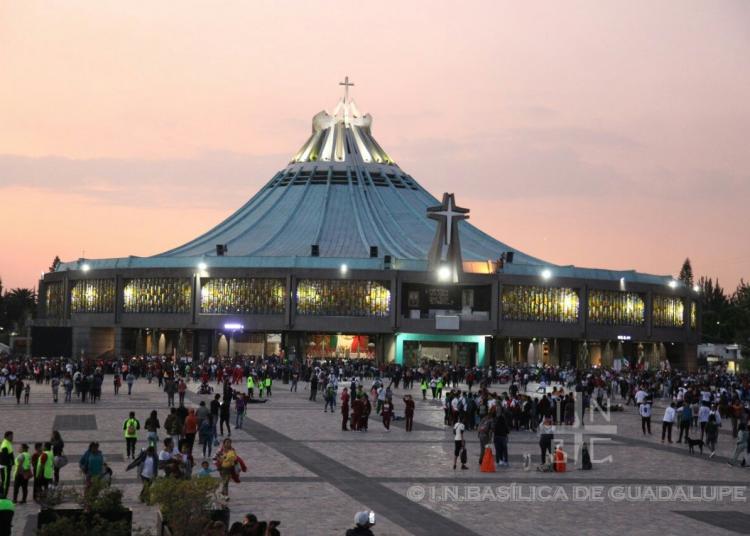 Llegan miles de peregrinos a Basílica de Guadalupe