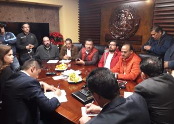 Diputados dialogan con manifestantes por reducción del presupuesto