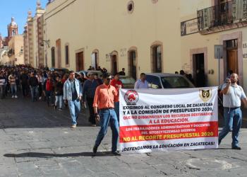 Sindicatos de maestros se manifiestan por reducción al presupuesto