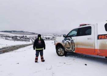 Rescatan en BC a 11 personas varadas por nevada