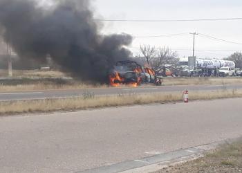 Patrulla arde en llamas por cortocircuito