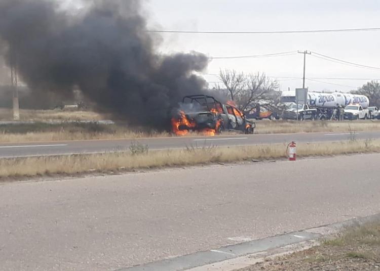 Patrulla arde en llamas por cortocircuito