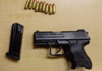 Abandonan vehículo con arma y un poncha llantas