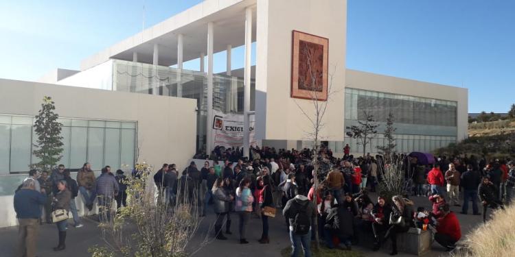 Toman las instalaciones de la Secretaría de Salud; exigen el pago de prestaciones