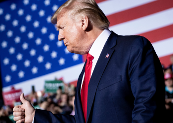 Aprueban juicio político a Trump por abuso de poder