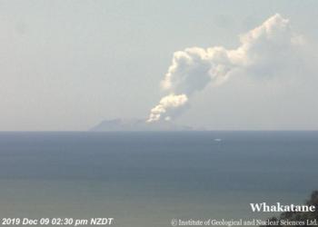 Inesperada erupción en volcán deja 5 muertos en Nueva Zelanda