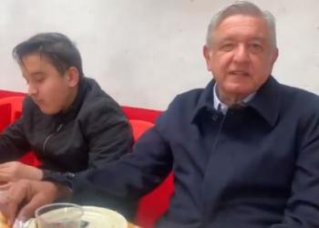 AMLO pasa a comer barbacoa en Tulancingo