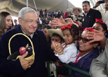 Pide AMLO a indígenas cuidar entrega de apoyos sociales