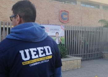 Un niño de 11 años, una maestra y compañeritos