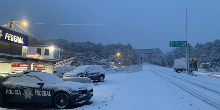 Reabren circulación en carretera de Durango-Mazatlán tras caída de nieve; FOTOS