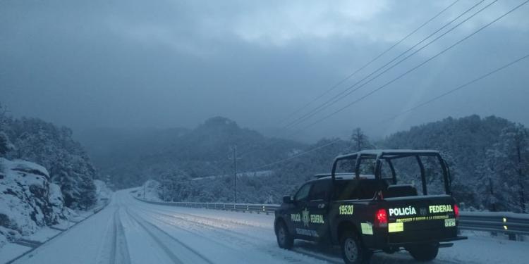 Reabren circulación en carretera de Durango-Mazatlán tras caída de nieve; FOTOS