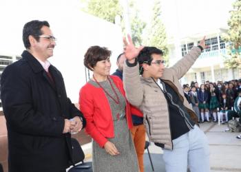 Jóvenes de preparatoria reciben lentes graduados