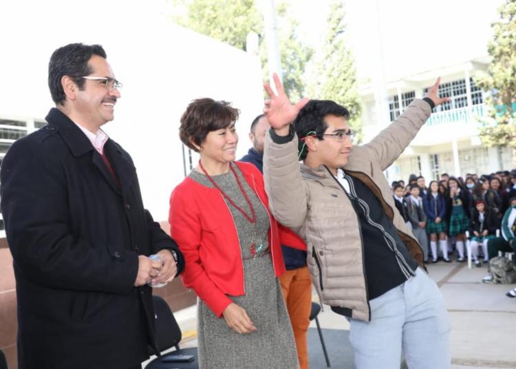 Jóvenes de preparatoria reciben lentes graduados