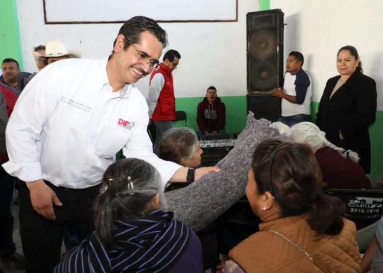 Entrega SEDIF apoyos invernales en Villa Hidalgo