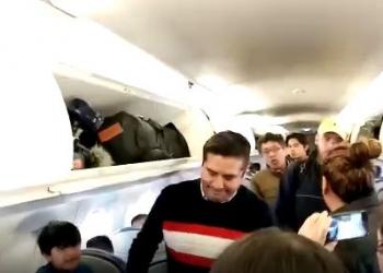 Familia abandona vuelo, porque viajaba AMLO