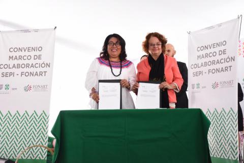 Maestra Larisa Ortiz Quintero y Emma Yanes Riz, directora del FONART
