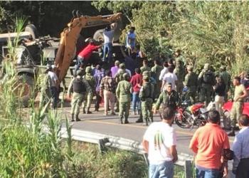 Volcadura deja tres soldados muertos y 35 lesionados en Oaxaca