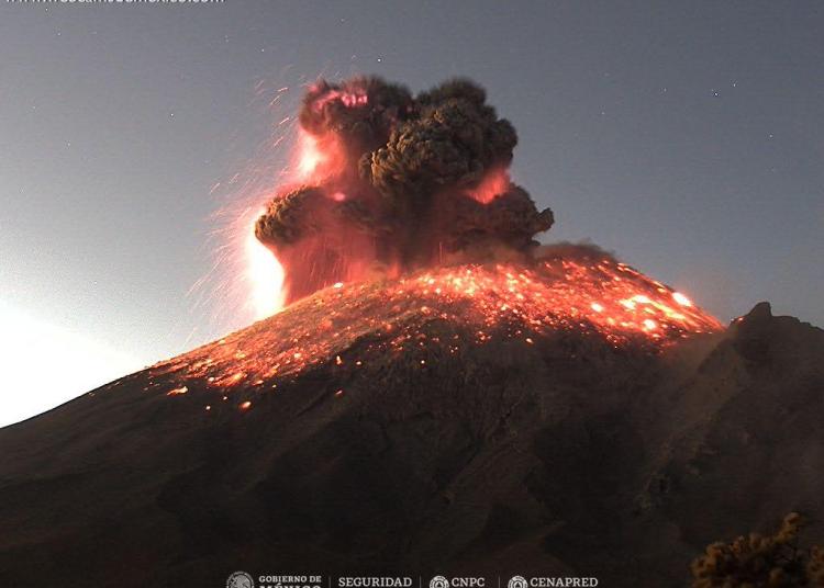 Explosión en el Popocatépetl genera fumarola de 3 kilómetros