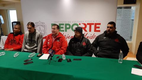 Lloreda, Villanueva y Benítez, jugadores y el entrenador de los Mineros, el puertorriqueño Allans Colón