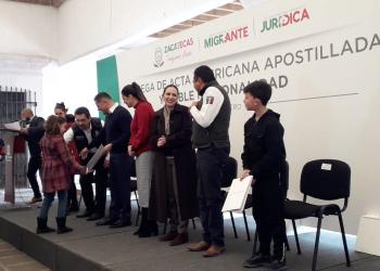 Entregan actas apostilladas y de doble nacionalidad