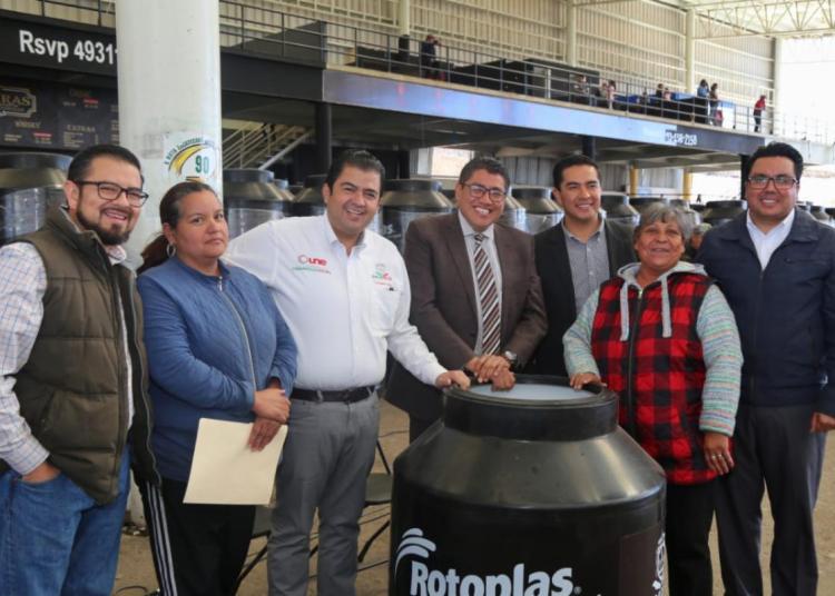 Benefician con tinacos a 2 mil 500 familias fresnillenses