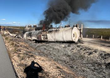 Volcadura de tractocamión provoca explosión