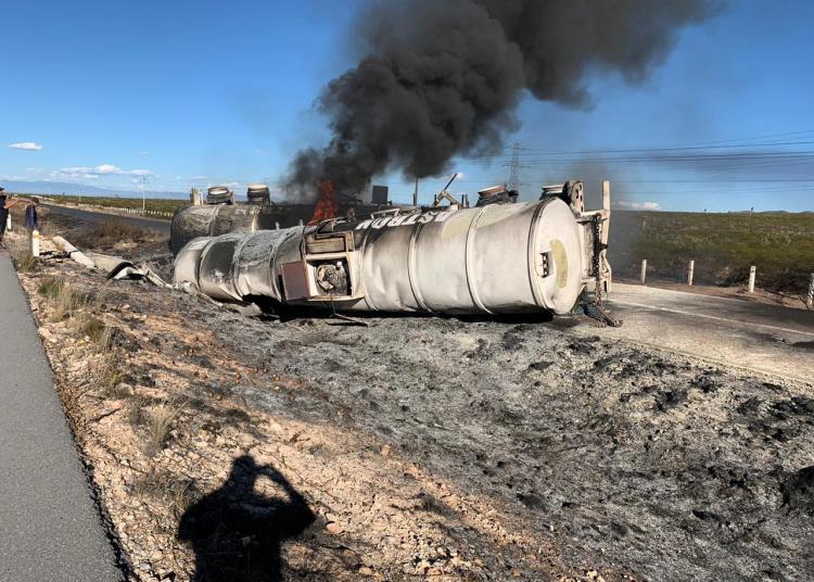 Volcadura de tractocamión provoca explosión