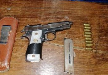 Detenido por violencia intrafamiliar; portaba arma