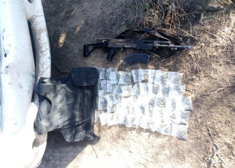 Aseguran droga y un arma en Pinos