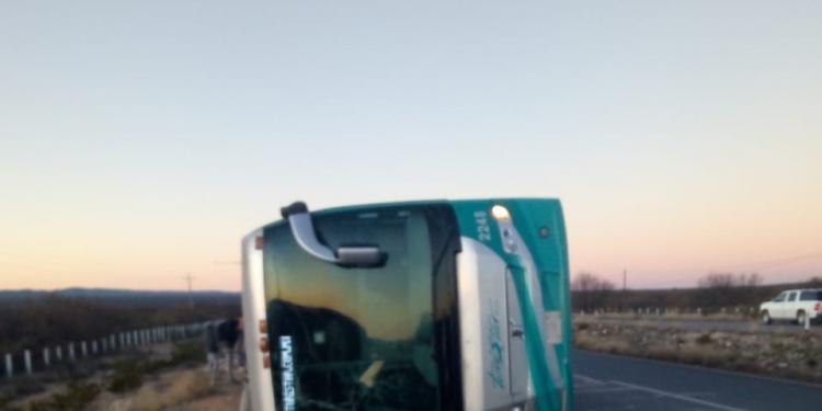Volcadura de autobús deja siete lesionados en Zacatecas
