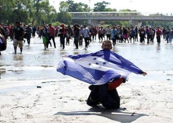 Caravana de migrantes cruza el Río Suchiate; GN los repliega
